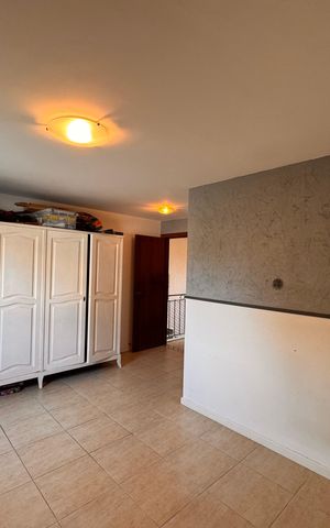 Casa de condomínio à venda com 360m², 4 quartos e 3 vagas Casa de condomínio à venda com 360m², 4 quartos e 3 vagasSuíte 3