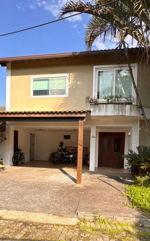 Casa de condomínio à venda com 360m², 4 quartos e 3 vagas Casa de condomínio à venda com 360m², 4 quartos e 3 vagasFachada