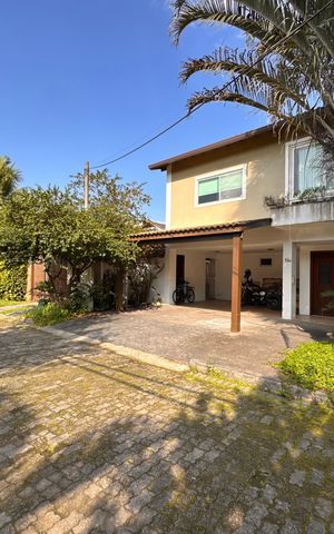 Casa de condomínio à venda com 360m², 4 quartos e 3 vagas Casa de condomínio à venda com 360m², 4 quartos e 3 vagasFachada