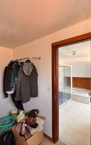 Casa de condomínio à venda com 360m², 4 quartos e 3 vagas Casa de condomínio à venda com 360m², 4 quartos e 3 vagasSuíte 1 (Master) - Closet