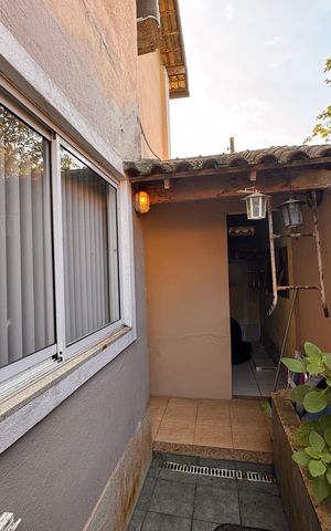 Casa de condomínio à venda com 360m², 4 quartos e 3 vagas Casa de condomínio à venda com 360m², 4 quartos e 3 vagasÁrea externa
