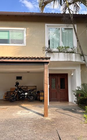 Casa de condomínio à venda com 360m², 4 quartos e 3 vagas Casa de condomínio à venda com 360m², 4 quartos e 3 vagasÁrea externa