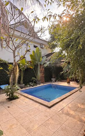 Casa de condomínio à venda com 360m², 4 quartos e 3 vagas Casa de condomínio à venda com 360m², 4 quartos e 3 vagasÁrea externa