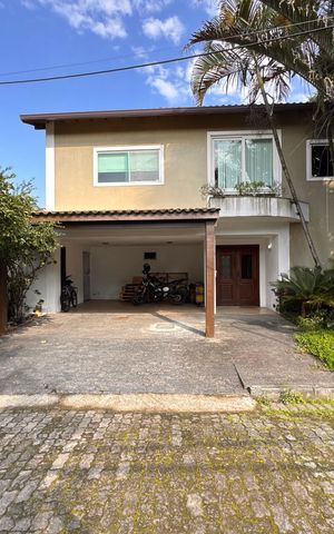 Casa de condomínio à venda com 360m², 4 quartos e 3 vagas Casa de condomínio à venda com 360m², 4 quartos e 3 vagasFachada