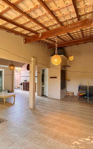Casa de condomínio à venda com 360m², 4 quartos e 3 vagas Casa de condomínio à venda com 360m², 4 quartos e 3 vagasÁrea externa
