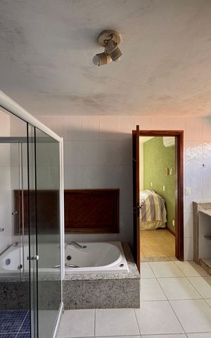 Casa de condomínio à venda com 360m², 4 quartos e 3 vagas Casa de condomínio à venda com 360m², 4 quartos e 3 vagasSuíte 1 (Master) - Banheiro
