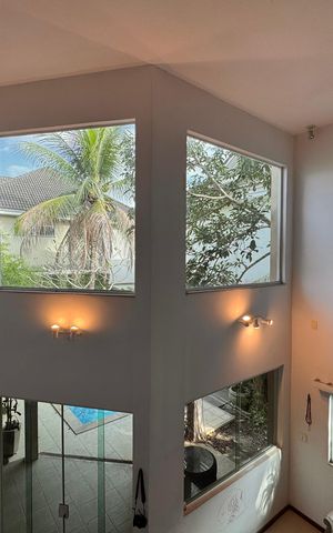 Casa de condomínio à venda com 360m², 4 quartos e 3 vagas Casa de condomínio à venda com 360m², 4 quartos e 3 vagasHall Íntimo