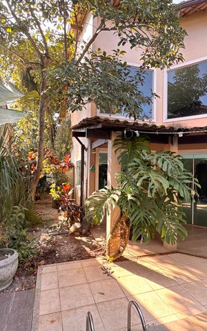 Casa de condomínio à venda com 360m², 4 quartos e 3 vagas Casa de condomínio à venda com 360m², 4 quartos e 3 vagasÁrea externa