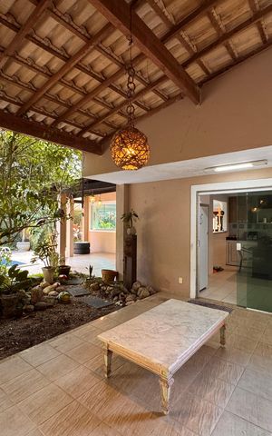 Casa de condomínio à venda com 360m², 4 quartos e 3 vagas Casa de condomínio à venda com 360m², 4 quartos e 3 vagasÁrea externa