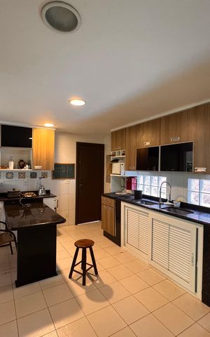 Casa de condomínio à venda com 360m², 4 quartos e 3 vagas Casa de condomínio à venda com 360m², 4 quartos e 3 vagasCozinha