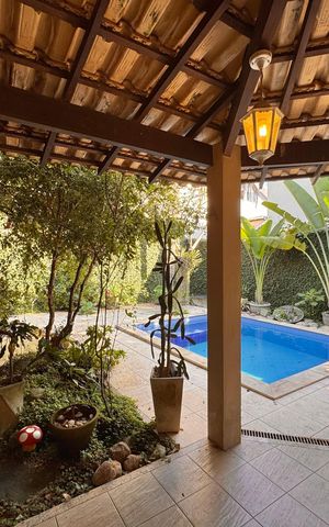 Casa de condomínio à venda com 360m², 4 quartos e 3 vagas Casa de condomínio à venda com 360m², 4 quartos e 3 vagasÁrea externa