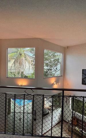 Casa de condomínio à venda com 360m², 4 quartos e 3 vagas Casa de condomínio à venda com 360m², 4 quartos e 3 vagasHall Íntimo
