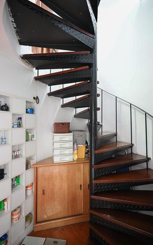 Apartamento à venda com 110m², 2 quartos e 2 vagasEscada