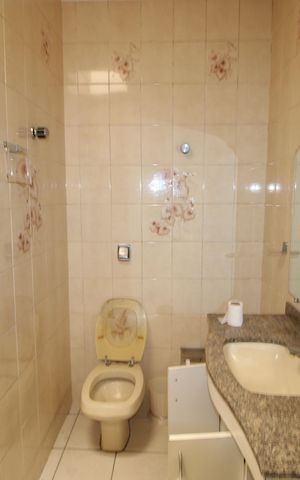 Casa à venda com 301m², 4 quartos e 6 vagasBanheiro 1