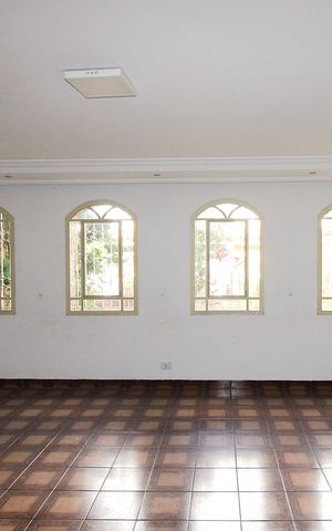 Casa à venda com 301m², 4 quartos e 6 vagasSala