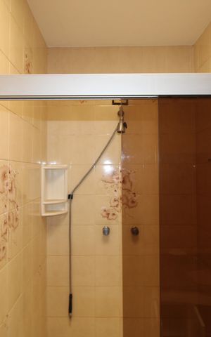 Casa à venda com 301m², 4 quartos e 6 vagasBanheiro 1