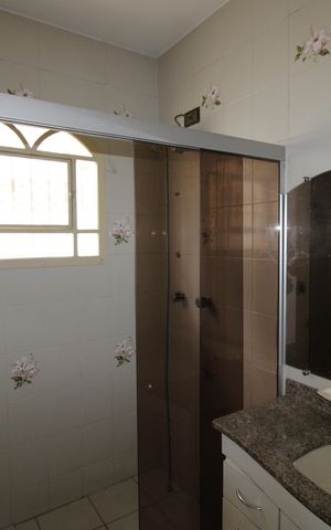 Casa à venda com 301m², 4 quartos e 6 vagasBanheiro 3
