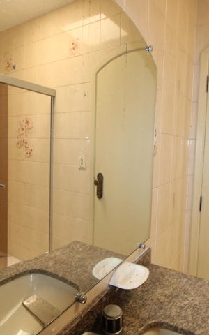 Casa à venda com 301m², 4 quartos e 6 vagasBanheiro 1