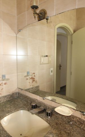 Casa à venda com 301m², 4 quartos e 6 vagasBanheiro 4