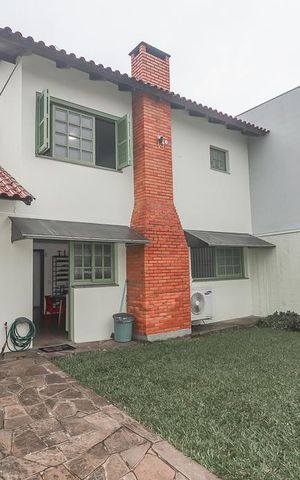 Casa à venda com 230m², 3 quartos e 5 vagasFundos