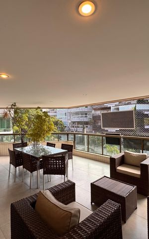 Apartamento à venda com 120m², 3 quartos e 2 vagas Apartamento à venda com 120m², 3 quartos e 2 vagasVaranda