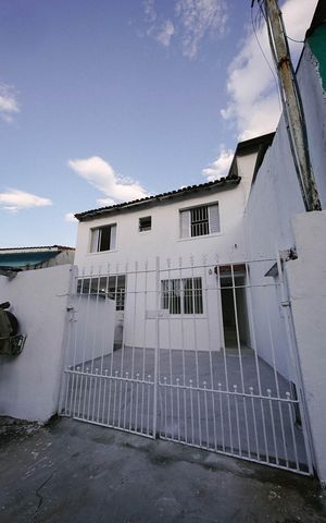 Casa para alugar com 73m², 2 quartos e 1 vaga Casa para alugar com 73m², 2 quartos e 1 vagaFachada