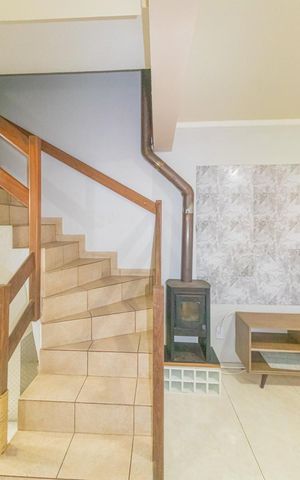 Casa de condomínio à venda com 60m², 2 quartos e 2 vagas Casa de condomínio à venda com 60m², 2 quartos e 2 vagasEscada