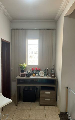 Casa à venda com 186m², 6 quartos e 3 vagas Casa à venda com 186m², 6 quartos e 3 vagasSala
