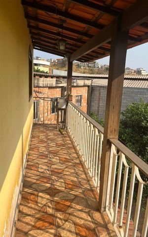 Casa à venda com 186m², 6 quartos e 3 vagas Casa à venda com 186m², 6 quartos e 3 vagasVaranda