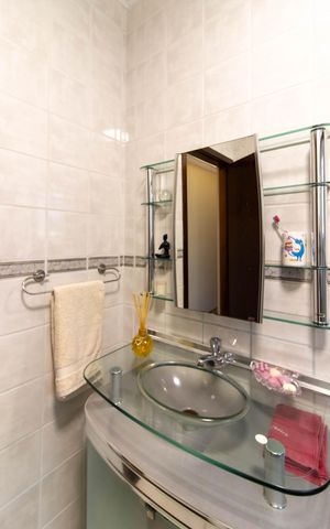 Casa à venda com 229m², 3 quartos e 2 vagas Casa à venda com 229m², 3 quartos e 2 vagasBanheiro