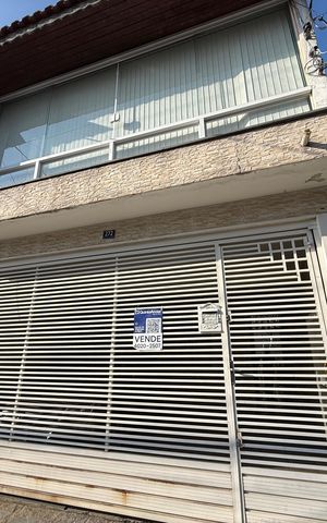 Casa à venda com 229m², 3 quartos e 2 vagas Casa à venda com 229m², 3 quartos e 2 vagasFachada