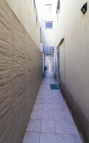 Casa à venda com 229m², 3 quartos e 2 vagas Casa à venda com 229m², 3 quartos e 2 vagasCorredor Lateral