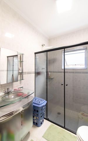 Casa à venda com 229m², 3 quartos e 2 vagas Casa à venda com 229m², 3 quartos e 2 vagasBanheiro