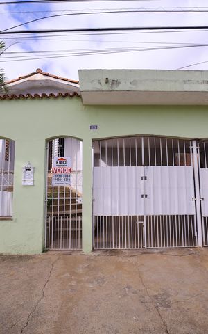 Casa à venda com 265m², 5 quartos e 2 vagasFachada