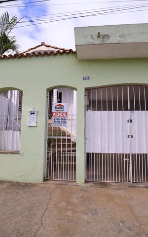 Casa à venda com 265m², 5 quartos e 2 vagasFachada