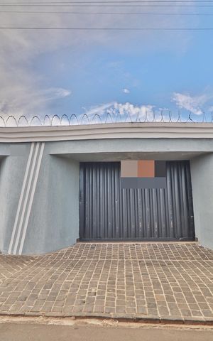 Casa para alugar com 250m², 3 quartos e 5 vagasFachada