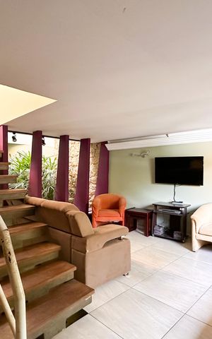 Casa à venda com 230m², 2 quartos e 2 vagas Casa à venda com 230m², 2 quartos e 2 vagasSala