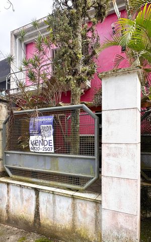 Casa à venda com 230m², 2 quartos e 2 vagas Casa à venda com 230m², 2 quartos e 2 vagasFachada