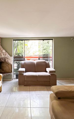 Casa à venda com 230m², 2 quartos e 2 vagas Casa à venda com 230m², 2 quartos e 2 vagasSala