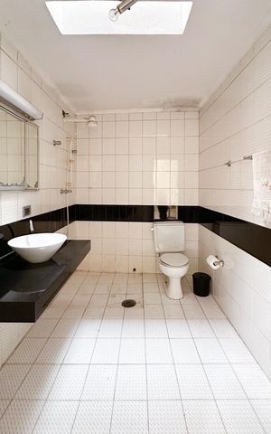 Casa à venda com 230m², 2 quartos e 2 vagas Casa à venda com 230m², 2 quartos e 2 vagasBanheiro Social
