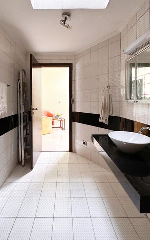 Casa à venda com 230m², 2 quartos e 2 vagas Casa à venda com 230m², 2 quartos e 2 vagasBanheiro Social