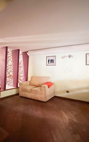 Casa à venda com 230m², 2 quartos e 2 vagas Casa à venda com 230m², 2 quartos e 2 vagasEscritório