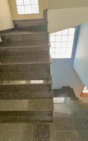 Casa à venda com 167m², 4 quartos e 4 vagas Casa à venda com 167m², 4 quartos e 4 vagasEscada