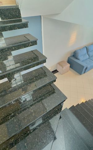 Casa à venda com 167m², 4 quartos e 4 vagas Casa à venda com 167m², 4 quartos e 4 vagasEscada