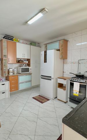Casa à venda com 167m², 4 quartos e 4 vagas Casa à venda com 167m², 4 quartos e 4 vagasCozinha