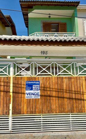 Casa à venda com 167m², 4 quartos e 4 vagas Casa à venda com 167m², 4 quartos e 4 vagasPlacas instalada na fachada do imóvel