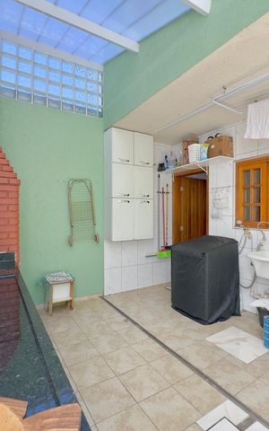 Casa à venda com 167m², 4 quartos e 4 vagas Casa à venda com 167m², 4 quartos e 4 vagasÁrea de Serviço