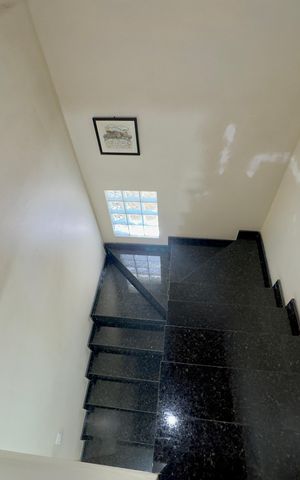 Casa à venda com 167m², 4 quartos e 4 vagas Casa à venda com 167m², 4 quartos e 4 vagasEscada