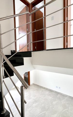 Casa à venda com 160m², 3 quartos e 2 vagas Casa à venda com 160m², 3 quartos e 2 vagasEscada