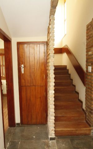 Casa para alugar com 390m², 5 quartos e 4 vagasEscada